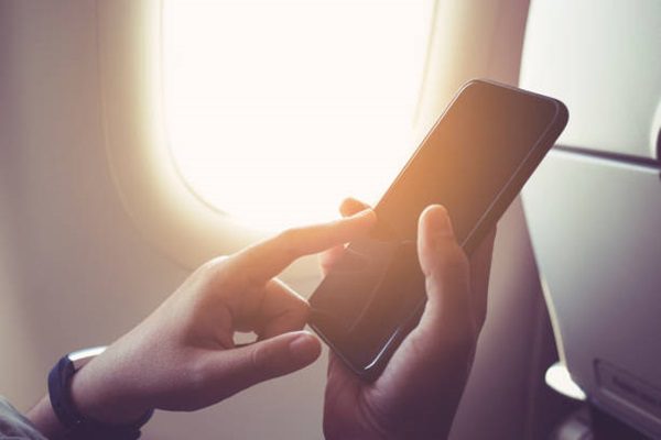 Por que não podemos usar celular em um avião em voo? Por que não podemos usar celular em um avião em voo?