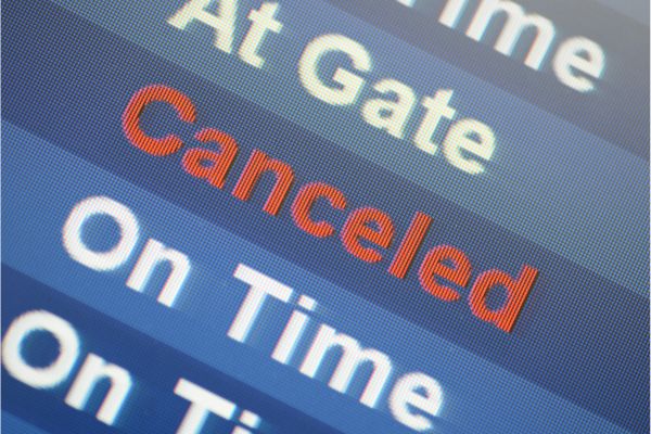 Como evitar problemas com voos cancelados em conexões de curta duração?