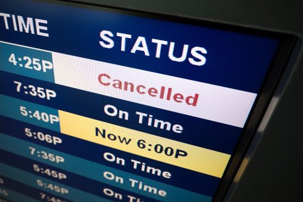 Como os voos cancelados afetam o turismo local e global?