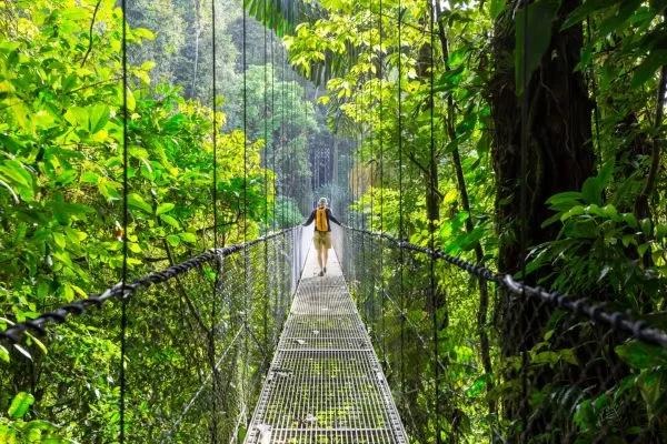 Descobrindo as belezas naturais da Costa Rica: Florestas tropicais, vulcões e praias!