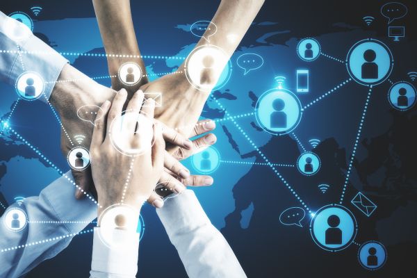 Como as redes sociais influenciam a percepção do público sobre o overbooking? Resolver problema de voo